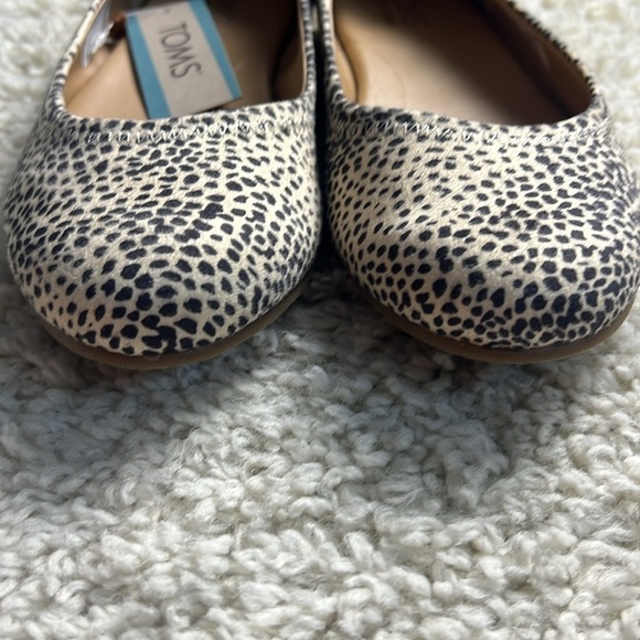 WOMENS TOMS JUDITH BEIGE MINI CHEETAH SUEDE FLAT SIZE 6.5 NWT - Picture 2 of 9